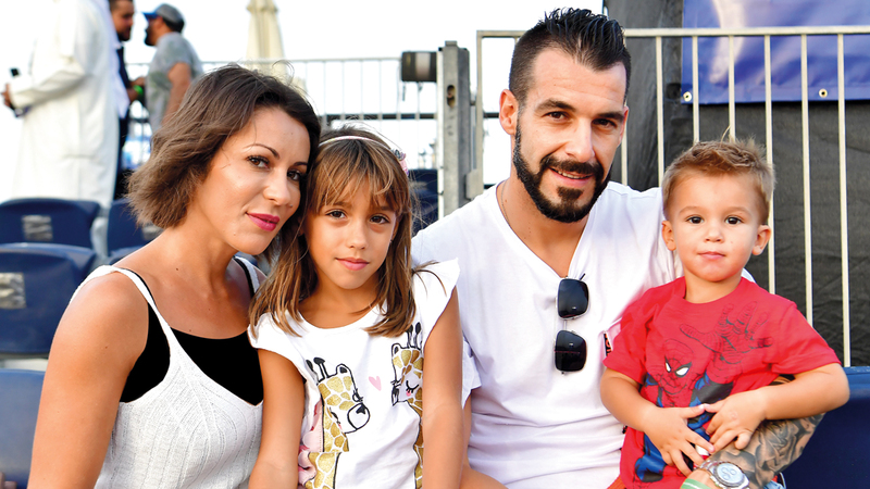 نيغريدو مع عائلته خلال متابعته أمس كأس القارات للكرة الشاطئية.  تصوير: باتريك كاستيلو