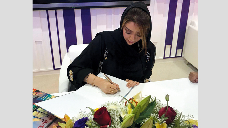 مريم القاسمي توقع &laquo;حكيم العرب&raquo;. من المصدر