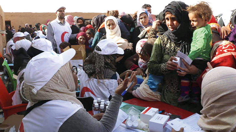 النساء والأطفال هم الأكثر حاجة للغذاء والدواء.  أ.ف.ب