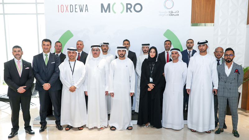 حمدان بن محمد يتوسط فريق عمل مركز ومنصة البيانات للحلول المتكاملة «مورو».. وإلى جانبه الطاير.

من المصدر