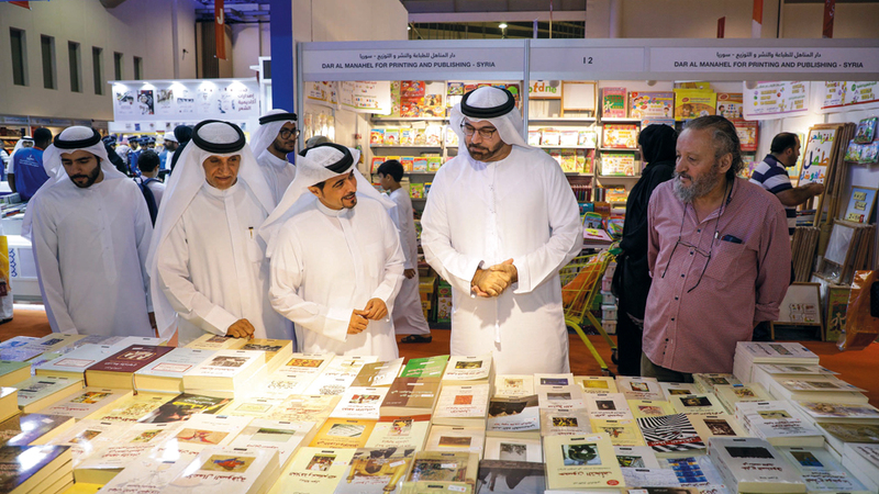 محمد القرقاوي خلال جولته في أروقة المعرض بحضور أحمد العامري وعدد من الشخصيات الثقافية. من المصدر