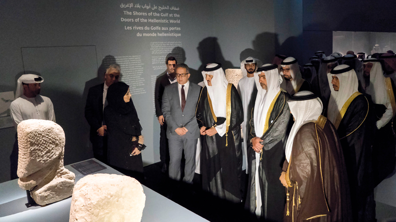 حامد بن زايد وسلطان بن سلمان خلال جولتهما في أروقة المعرض. وام