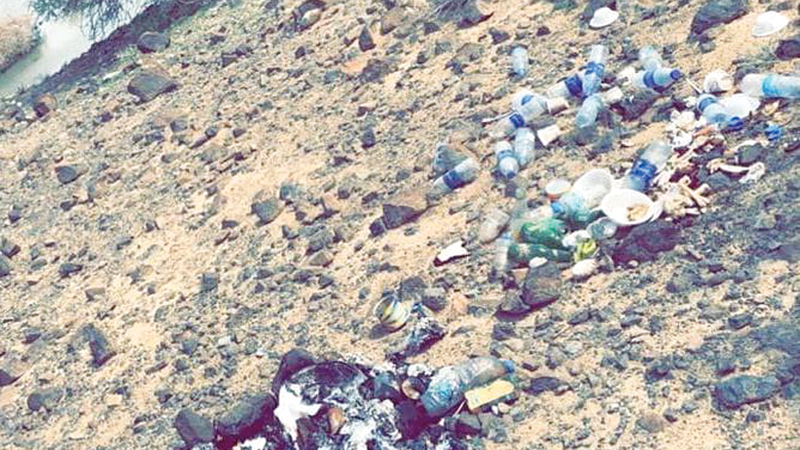 ترك مخلفات الشواء والطعام في البر يعرض صاحبها للمسؤولية القانونية. من المصدر