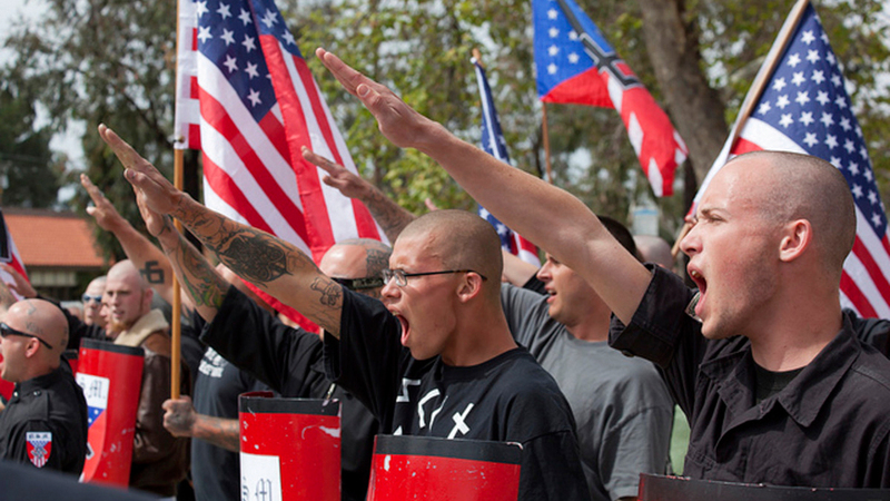 النازيون الجدد ينادون بتفوّق العنصر الأبيض.  أرشيفية