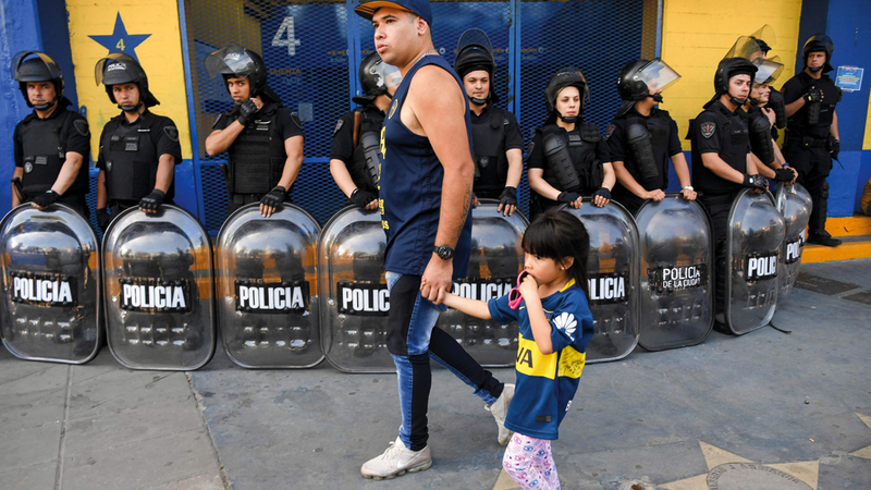 رجال شرطة في الأرجنتين يحرسون شباك التذاكر لمباراة النهائي المنتظر في بوينس آيرس.  أ.ف.ب