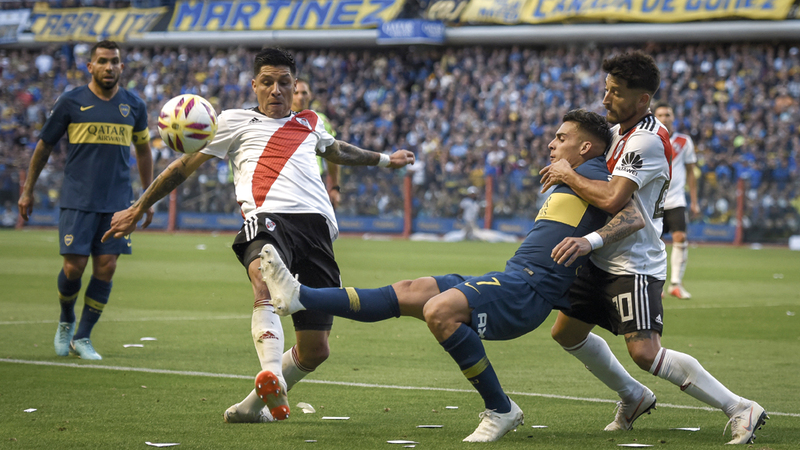 الأرجنتين وأميركا اللاتينية على موعد مع «السوبر كلاسيكو» بين بوكا وريفر بليت اليوم.  غيتي