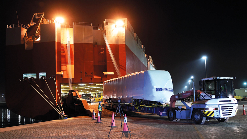 القطار الجديد لدى وصوله إلى ميناء جبل علي. من المصدر