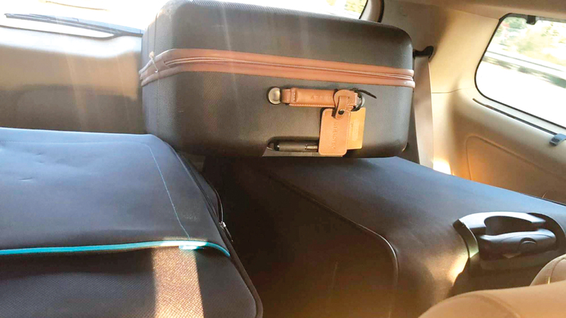 حقائب الأموال التي حملها العمادي لم تمنع تعرضه  للرشق بالحجارة. وكالة «معا»