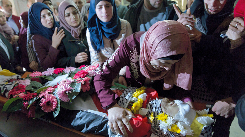 أسرة الشهيد الفلسطيني محمد شريتح تلقي النظرة الأخيرة على جثمانه. أسوشيتد برس