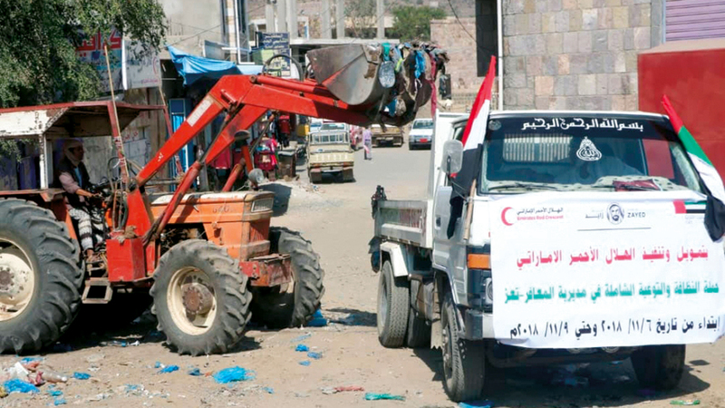 رفع ونقل أطنان المخلفات المكدسة من الشوارع خلال حملة النظافة العامة في تعز. وام