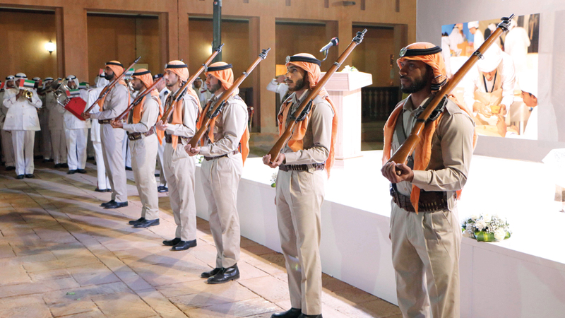 22 منتسباً جسدوا لوحة معبرة بأول زي استخدم في شرطة أبوظبي. من المصدر