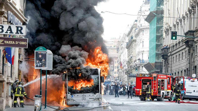 إحدى الحافلات التي انفجرت في روما. أرشيفية