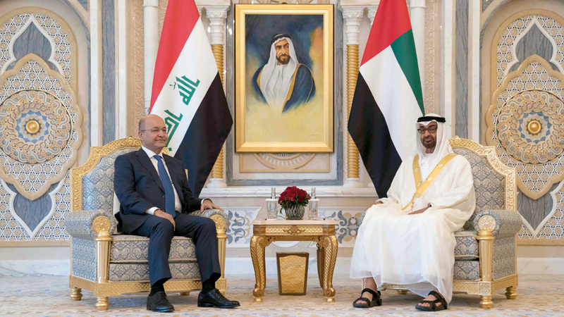 محمد بن زايد خلال استقباله الرئيس العراقي. وام