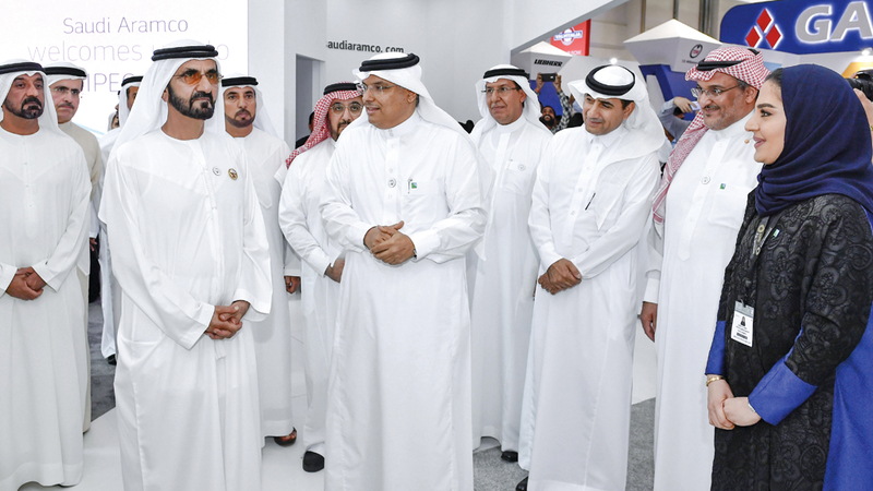 محمد بن راشد توقف عند جناح شركة &laquo;أرامكو&raquo; السعودية الأكبر مساحة والأكثر اهتماماً من قبل الزوار. وام