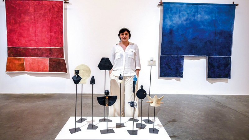 آنا مازي تترك للمتلقي إيجاد دور كل عمل من الأعمال.