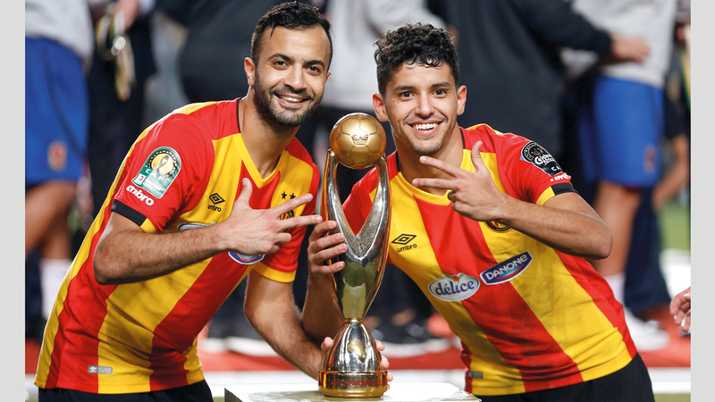 الخنيسي يحتفل مع زميله بقير بكأس أبطال إفريقيا.  رويترز