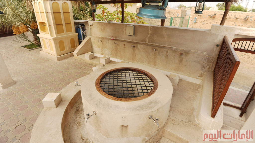 ويوجد بئر للماء العذب داخل حرم المسجد، على الرغم من قربة من البحر الذي يبعد حوالي 30 متر.