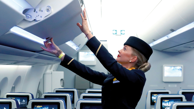 دفع المسافر مبلغاً إضافياً مقابل جلوسه قرب نافذة. أرشيفية