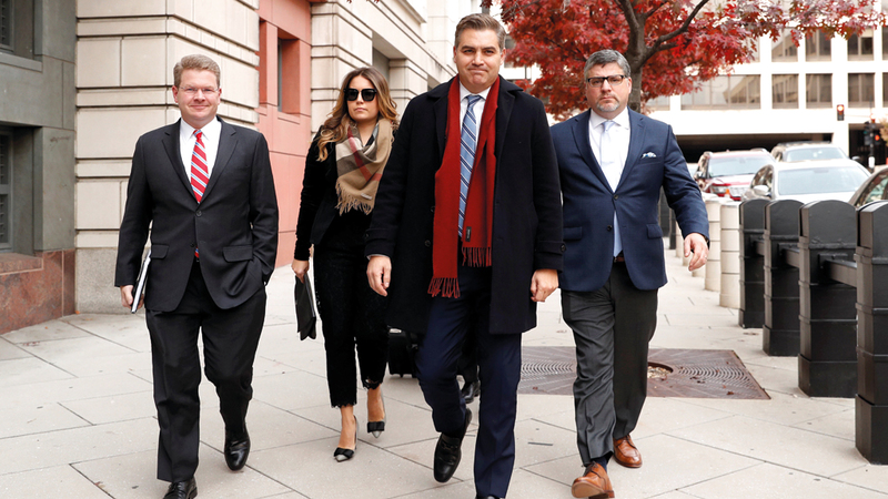 جيم أكوستا يتوسط أعضاء فريق مكتب «سي إن إن» في واشنطن لدى خروجهم من المحكمة.  رويترز