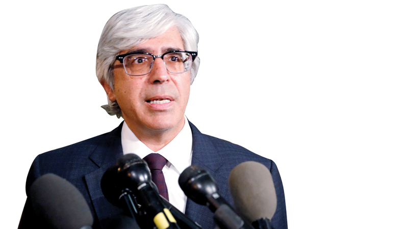 محامي شبكة «سي إن إن» تيد بطرس يتحدث للصحافيين عقب انتهاء جلسة الاستماع الأولى في المحكمة. رويترز