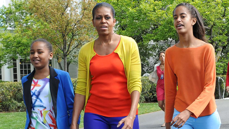 ميشيل أوباما وابنتاها.  من المصدر