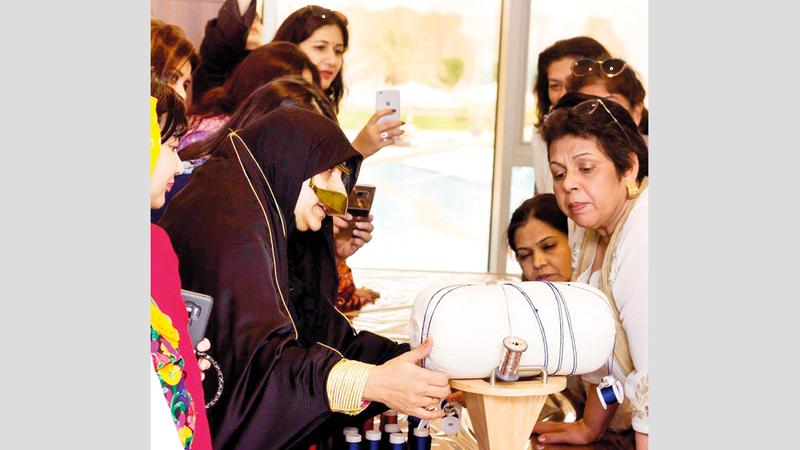 خلال إحدى الورش الهادفة لتعريف السياح بتراث الإمارات. من المصدر