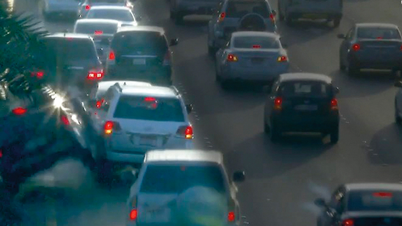 التصادم وقع بين عدد من المركبات بسبب عدم الالتزام بمسافة أمان كافية. من الفيديو