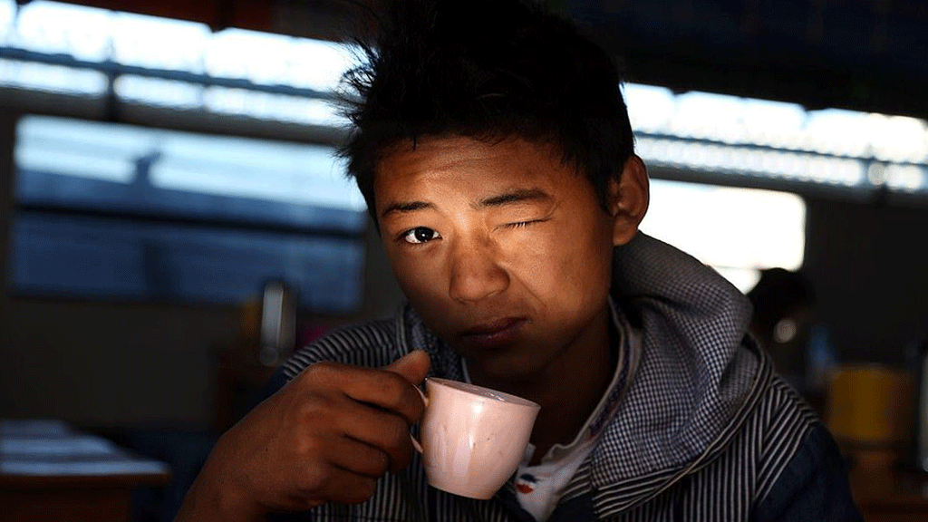 شاب يحتسي قهوة الصباح، ميانمار