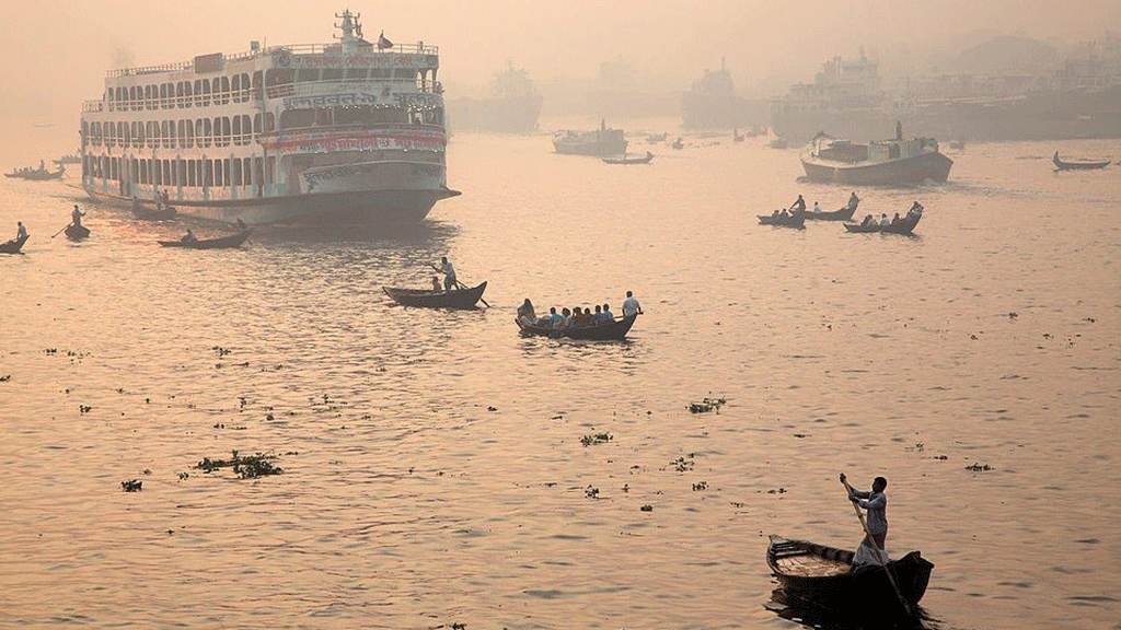 انعكاس أشعة الشمس على القوارب والمراكب البحرية، بنغلاديش