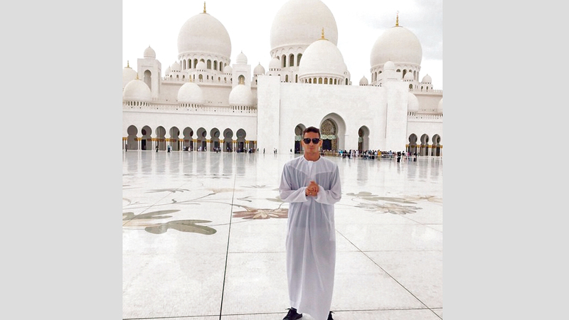 كايو خلال زيارته مسجد الشيخ زايد في أبوظبي.

من المصدر