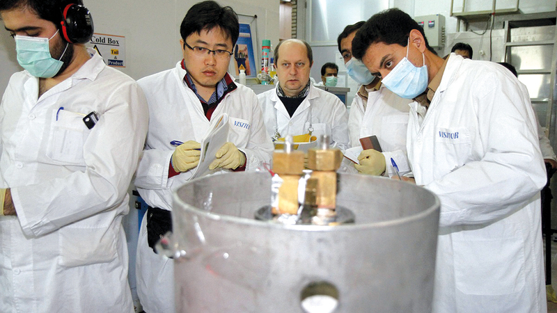 علماء إيرانيون يعملون على تطوير برنامجهم النووي حيث سمحت الاتفاقية الحالية لطهران بمتابعة الأبحاث.  أرشيفية