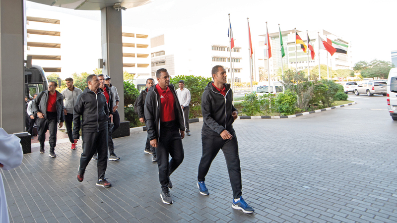 لحظة وصول بعثة الأهلي المصري إلى الفندق في دبي أمس. تصوير: أحمد عرديتي