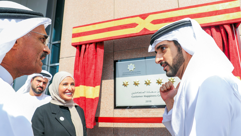 حمدان بن محمد خلال زيارته برنامج الشيخ زايد للإسكان وإزاحة الستار عن لوحة الخمس نجوم بمركز سعادة المتعاملين. الإمارات اليوم