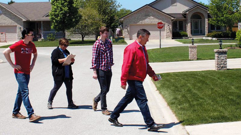 العاملون في حملة كسب الأصوات شهدوا أشكالاً مختلفة من ترهيب الأزواج لزوجاتهم.  أرشيفية