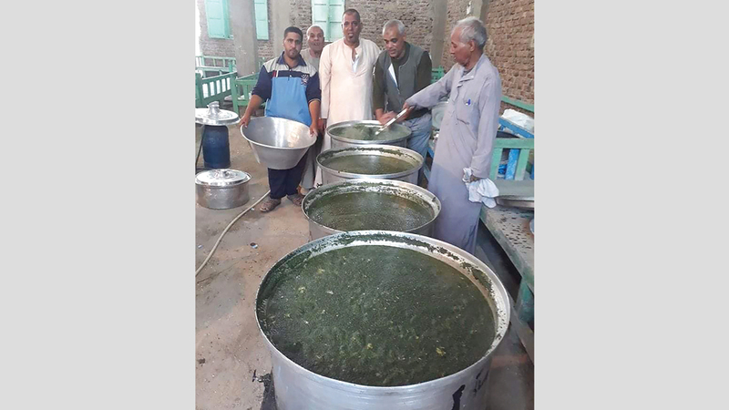 الطهاة يجهّزون الملوخية.  أرشيفية