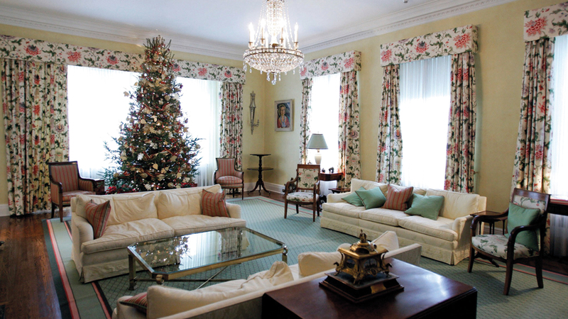 غرفة المعيشة في مبنى 24 ساسكس.  من المصدر