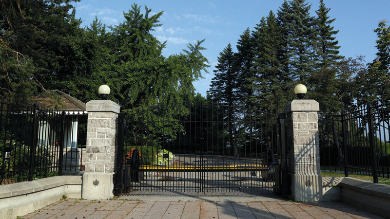 البوابة الخارجية لمنزل 24 ساسكس.  من المصدر