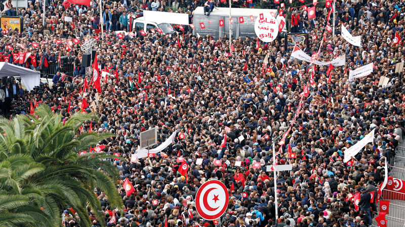 آلاف العمال في تونس يحتجون ضد الغلاء وتجميد الزيادات في الأجور.  رويترز