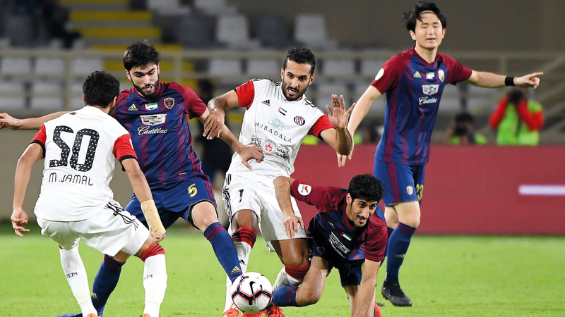 مبخوت يحاول اختراق دفاع الوحدة خلال لقاء أول من أمس. تصوير: إريك أرازاس