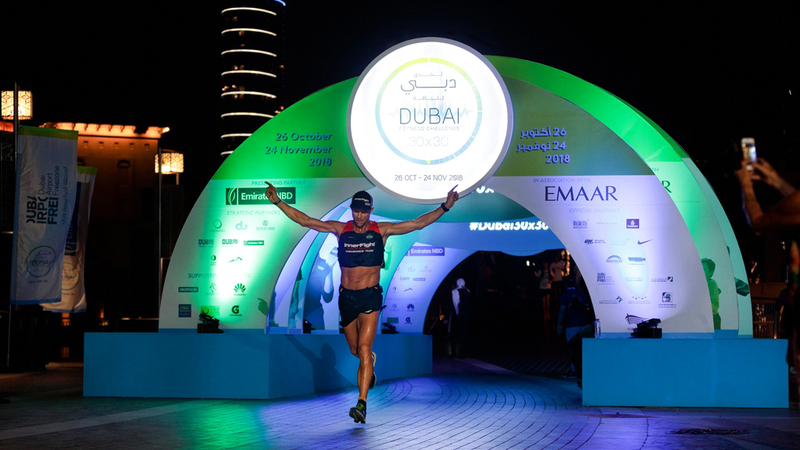 «البطل» ماركوس سميث يقترب من مسرح «ختام التحدي». من المصدر