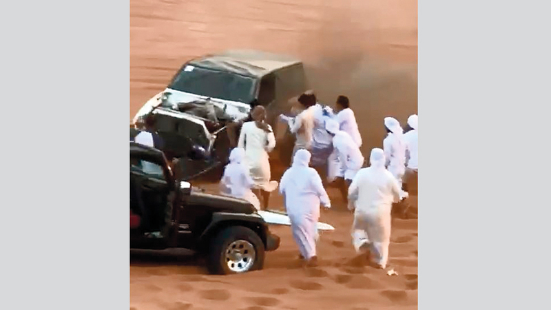 حادث خطر تعرض له شاب خلال الاستعراض على الرمال الأسبوع الماضي في «الفاية». الإمارات اليوم