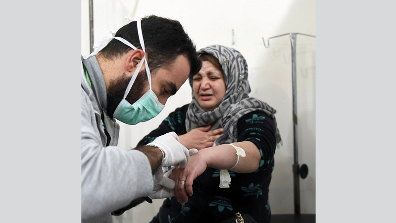 امرأة من حلب تتلقى العلاج بعد الهجوم الكيماوي. أ.ف.ب