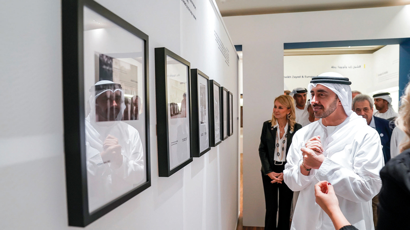عبدالله بن زايد خلال افتتاح المعرض. وام