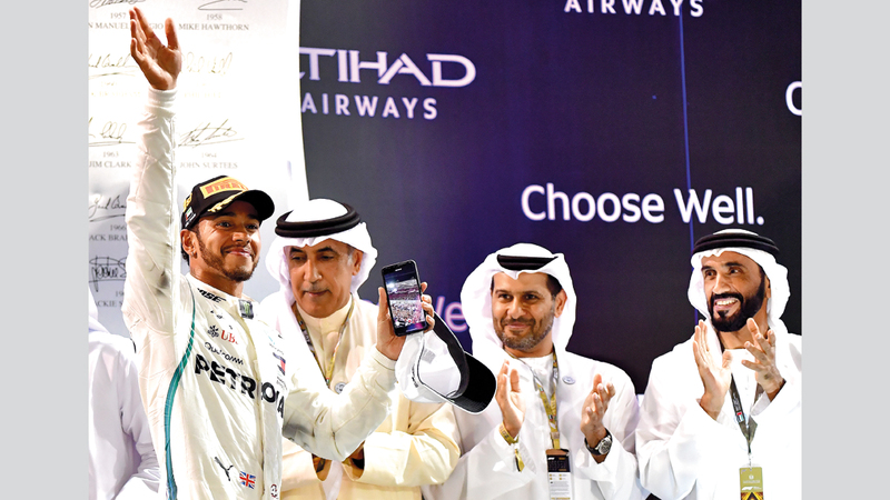 نهيان بن زايد خلال تتويج هاملتون بحضور الهاجري والرميثي. تصوير: باتريك كاستيلو