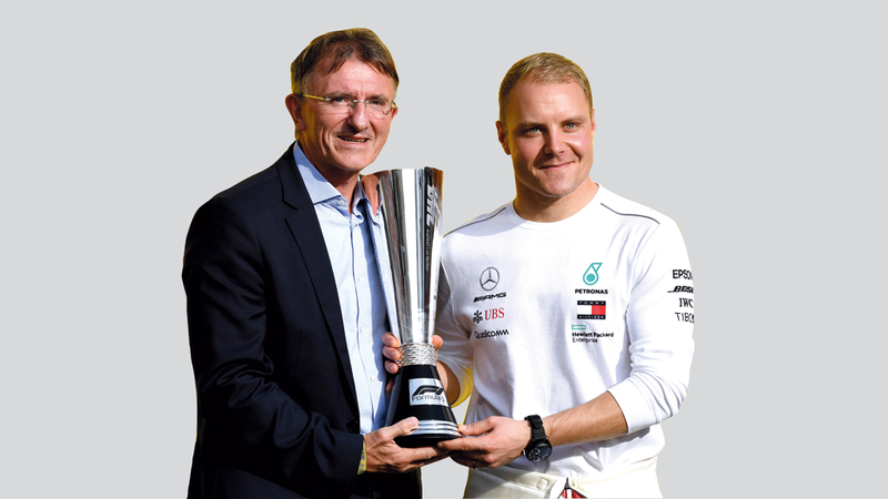 بوتاس يتسلم جائزة أسرع سائق. تصوير: باتريك كاستيلو