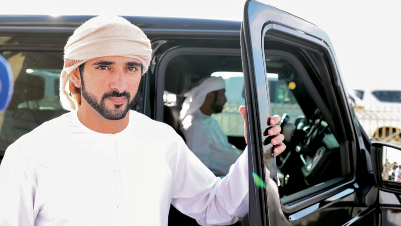 حمدان بن محمد خلال حضوره سباقات الهجن. من المصدر