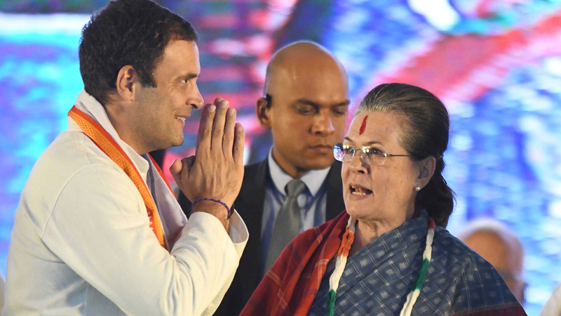 زعيم حزب المؤتمر راهول غاندي يحيي والدته سونيا غاندي. أ.ف.ب