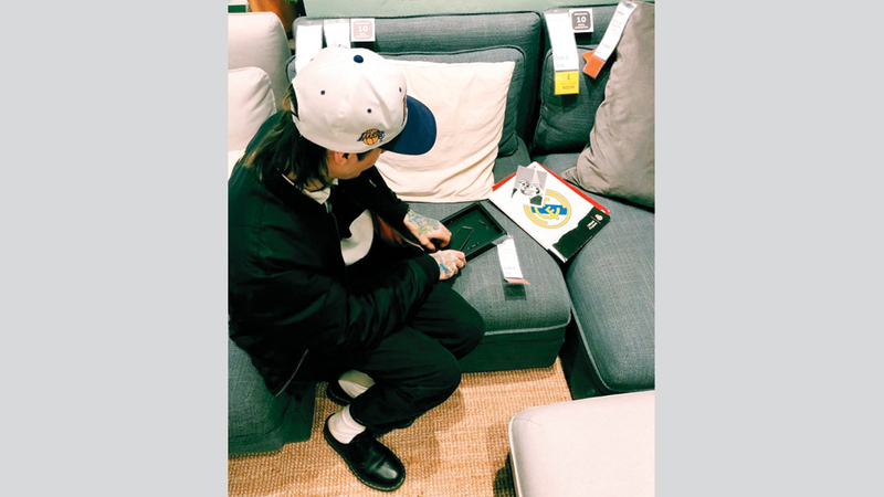 الزوجان استبدلا الصور في المتجر ولم ينتبه إليهما أحد. أرشيفية