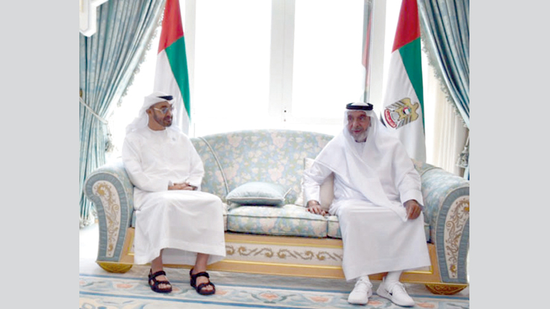 رئيس الدولة خلال استقباله محمد بن زايد في قصر البطين أمس. وام