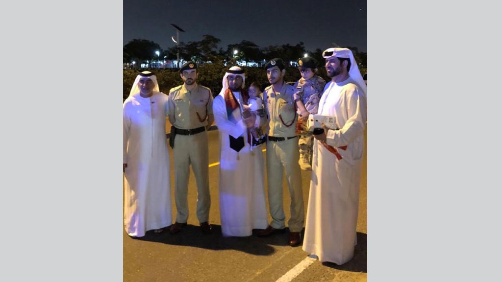 مبادرة وطنية من عائلة السيد محمد عبدالله البلوشي امس في دبي الورقاء .. تضمنت هدايا تذكارية و توزيعات وطنية للمارة بمناسبة اليوم الوطني لدولة الامارات كما تضمنت مختلف الاكلات الشعبيه التي تم تقديمها خصيصاً للجمهور .. بتنظيم مروري و تعاون من شرطة دبي